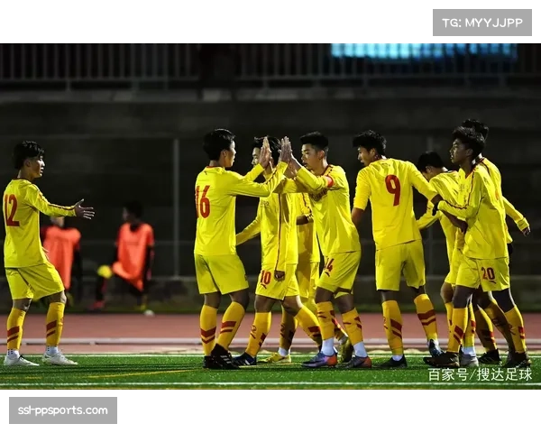 马德里社区举办青少年足球训练营，重点演练三对三快速攻防转换